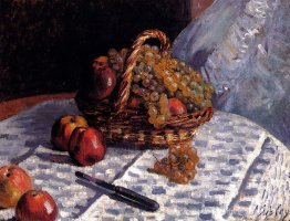 Pommes et raisins dans un panier Pommes et raisins dans un panier