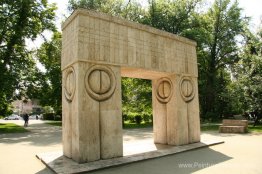 La porte de Kiss (une partie de l'ensemble sculptural dans Târgu La porte de Kiss (une partie de l'ensemble sculptural dans Târgu