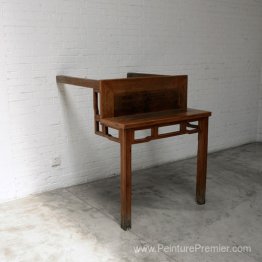 Table avec deux jambes sur le mur Table avec deux jambes sur le mur