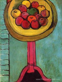 Pommes sur une table, fond vert