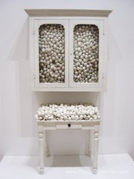 Armoire blanche et table blanche