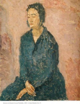 Femme avec des mains croisées