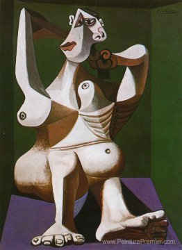Femme coiffant ses cheveux