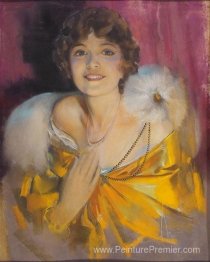 Femme touchant des perles