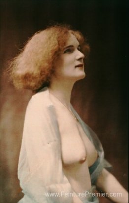 Femme nue drapée dans un voile bleu