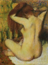 Femme peignant ses cheveux