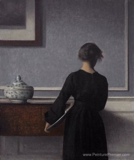 Intérieur avec une jeune femme par derrière