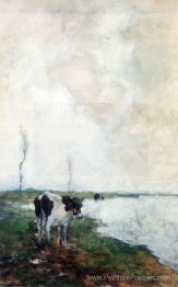 Une vache debout au bord de l'eau dans un polder