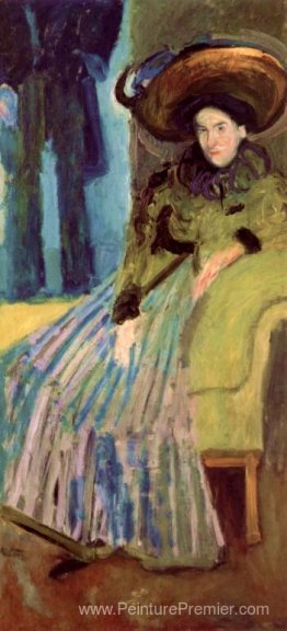 Femme assise en robe verte