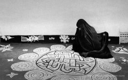 Femme dessinant un design Mandana, Rajasthan