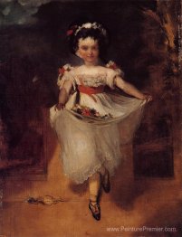 Petite fille portant des fleurs dans son tablier