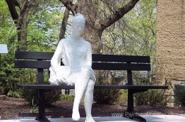Femme sur un banc