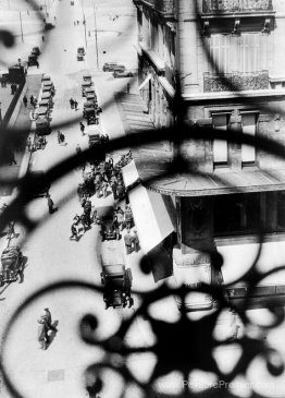La rue Canebière, Marseille - Voir à travers la calandre du balc