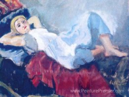 Femme sur le canapé