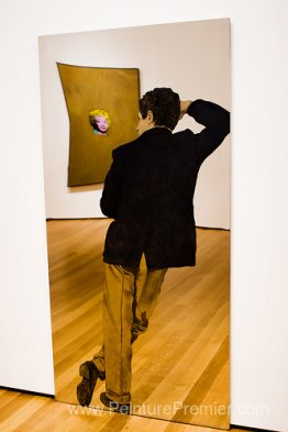 Homme avec un pantalon jaune