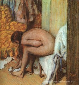 Après le bain (femme qui séchant les pieds)