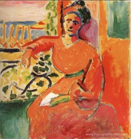 Une femme assise devant la fenêtre