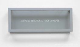 En regardant à travers un morceau de verre