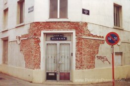 Retirando el cemento de la fachada