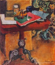 Nature morte. Table, livres et tuyaux.