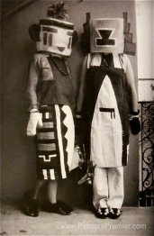 Sophie et Erika Taeuber (Costumes indiens de Hopi)