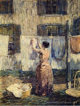 Femme qui traîne des vêtements