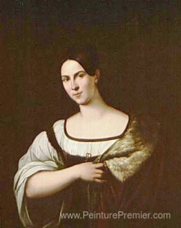 Belle femme aux cheveux noirs dans un manteau d'hermine