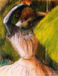 Danseuse arrangeant ses cheveux
