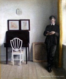 Intérieur avec un jeune homme lisant
