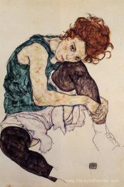 Femme assise avec genou plié
