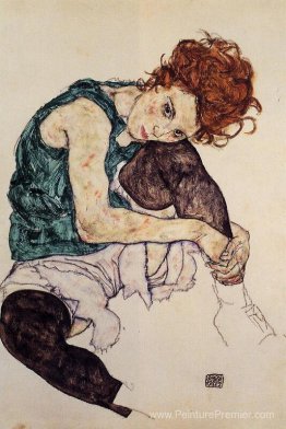Femme assise avec genou plié