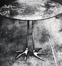 Table avec les pieds de l'oiseau