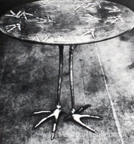 Table avec les pieds de l'oiseau