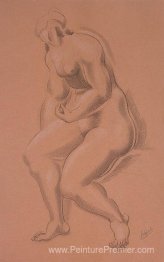 Femme assis nue avec la main gauche sur la jambe droite