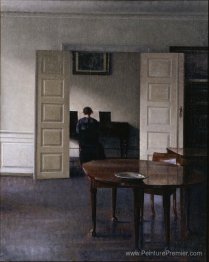 Intérieur avec Ida jouant du piano