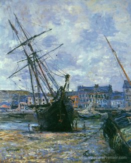 Bateaux allongés à marée basse à facamp