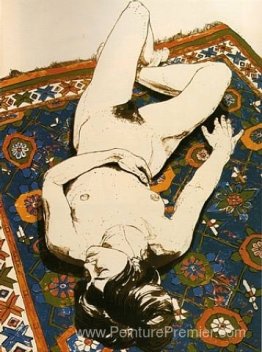 Figure allongée sur le tapis