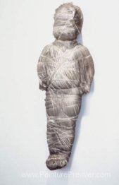 Untitled (poupée enveloppée dans Grey Fabris)