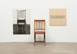Une et trois chaises