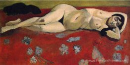 Dormir nu sur fond rouge