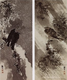Un faucon noir et deux corbeaux