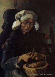 Païe paysanne qui épluche des pommes de terre