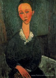 Une femme avec un collier blanc