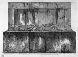 Piédestal du même soulagement (deux branches) Piédestal du même soulagement (deux branches)