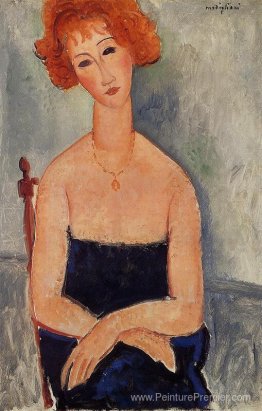 Femme rousse portant un pendentif Femme rousse portant un pendentif