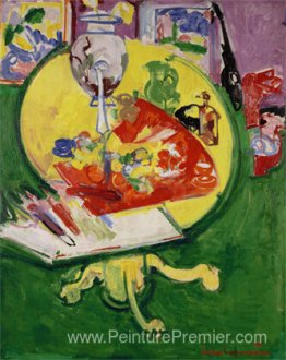 Table jaune sur le vert Table jaune sur le vert