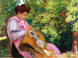 Fille broder, assise dans un jardin Fille broder, assise dans un jardin