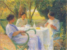 Jeunes femmes dans le jardin à Marquayrol Jeunes femmes dans le jardin à Marquayrol