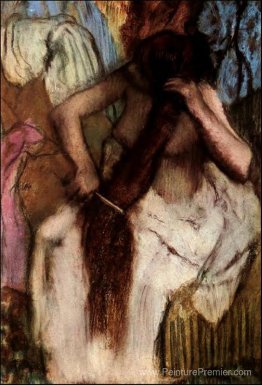 Femme assise en peignant les cheveux Femme assise en peignant les cheveux