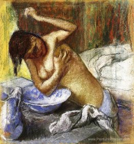 Femme épongeant sa poitrine Femme épongeant sa poitrine
